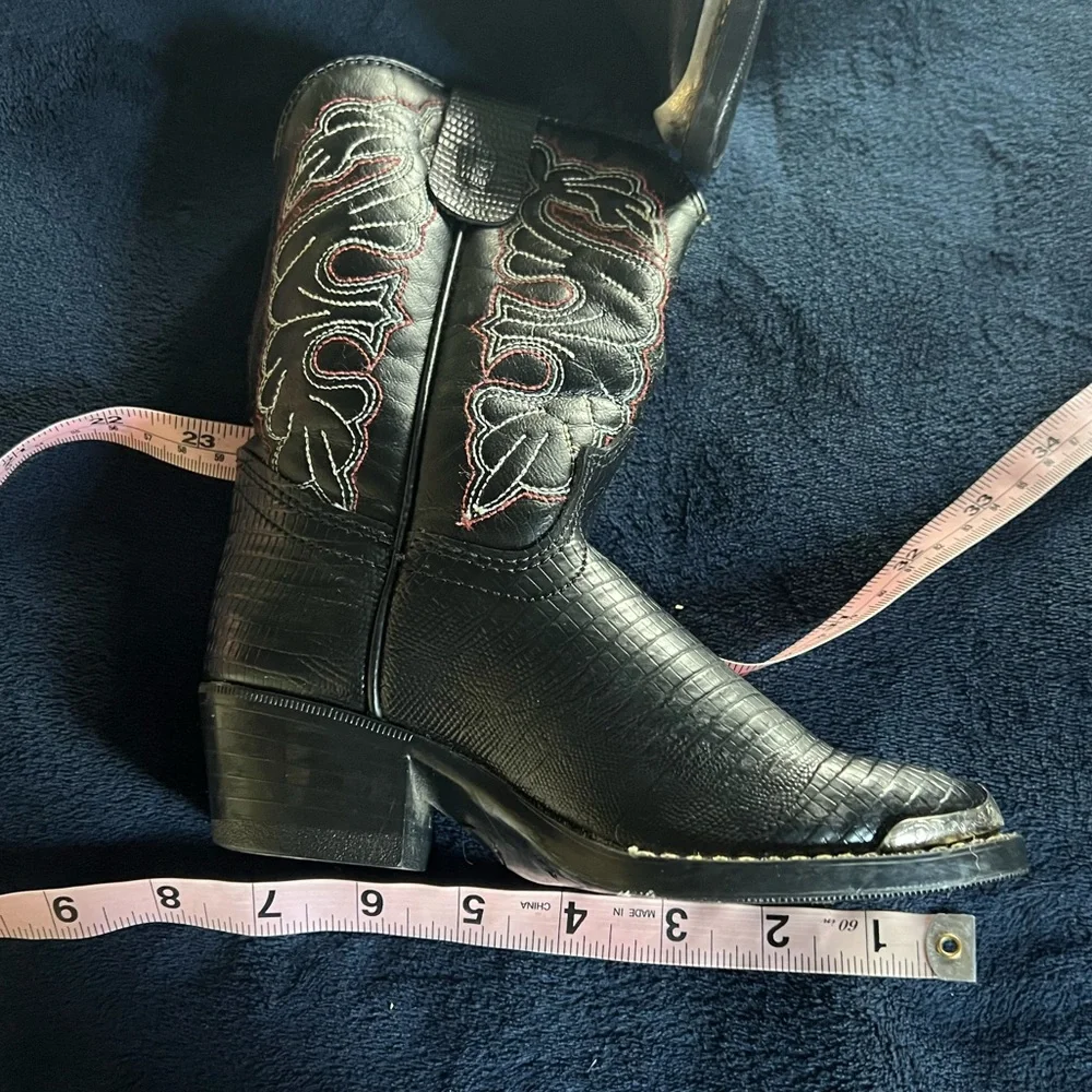 CHILDREN’S BOOTS BLACK WITH WHITE & RED STITCHING AND ENGRAVED TOE PLATE, VTG